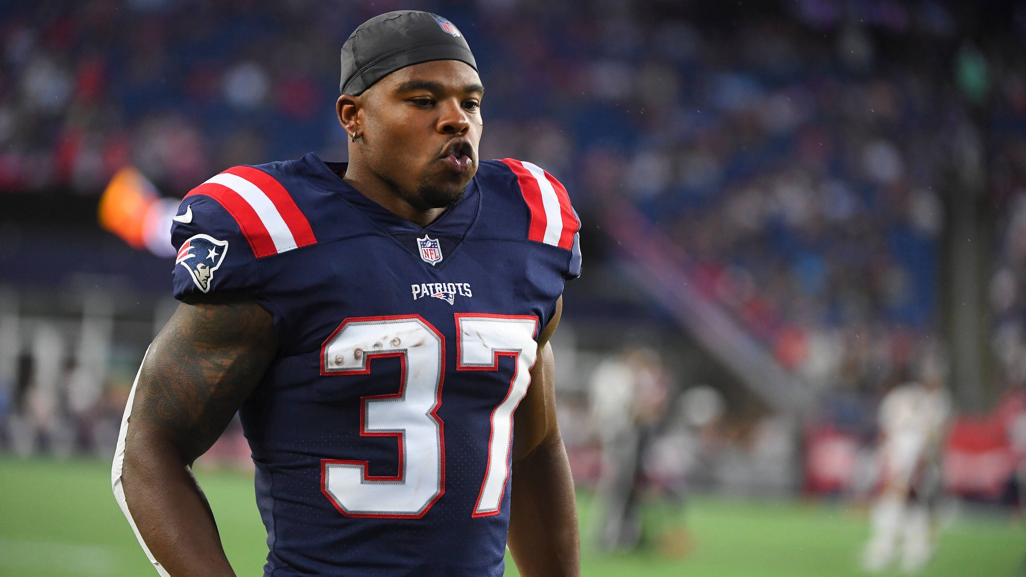 
                <strong>Damien Harris</strong><br>
                Nachdem sich der Drittrundenpick des Jahres 2019 in seiner ersten Saison noch hinten anstellen musste, feierte der 24-Jährige in der abgelaufenen Saison seinen großen Durchbruch. Harris wurde 2020 in zehn Spielen als Starter eingesetzt und verbuchte dabei 691 Rushing Yards (teaminterner Bestwert), sowie zwei Touchdowns. Diese Leistungen scheint er nun auch in der Vorbereitung bestätigen zu können …
              