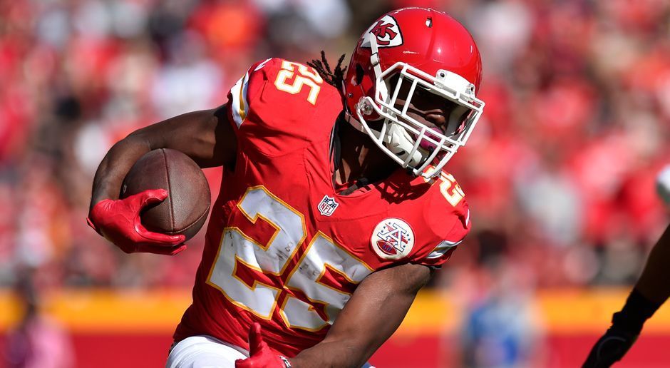 
                <strong>Jamaal Charles (Kansas City Chiefs)</strong><br>
                Die Kansas City Chiefs haben ihren Running Back Jamaal Charles entlassen. Der 30-Jährige spielte seit 2008 im Jersey der Chiefs und ist mit einem Average von 5,5 Yards pro Carry in dieser Statistik der beste Running Back der NFL-Geschichte. Aufgrund einer Knieverletzung kam der ehemalige Drittrunden-Pick in den vergangenen zwei Saisons allerdings nur auf acht Einsätze. Durch seine Entlassung sparen die Chiefs sechs Millionen US-Dollar an Cap Space ein. Nun spielt er für die Denver Broncos.
              