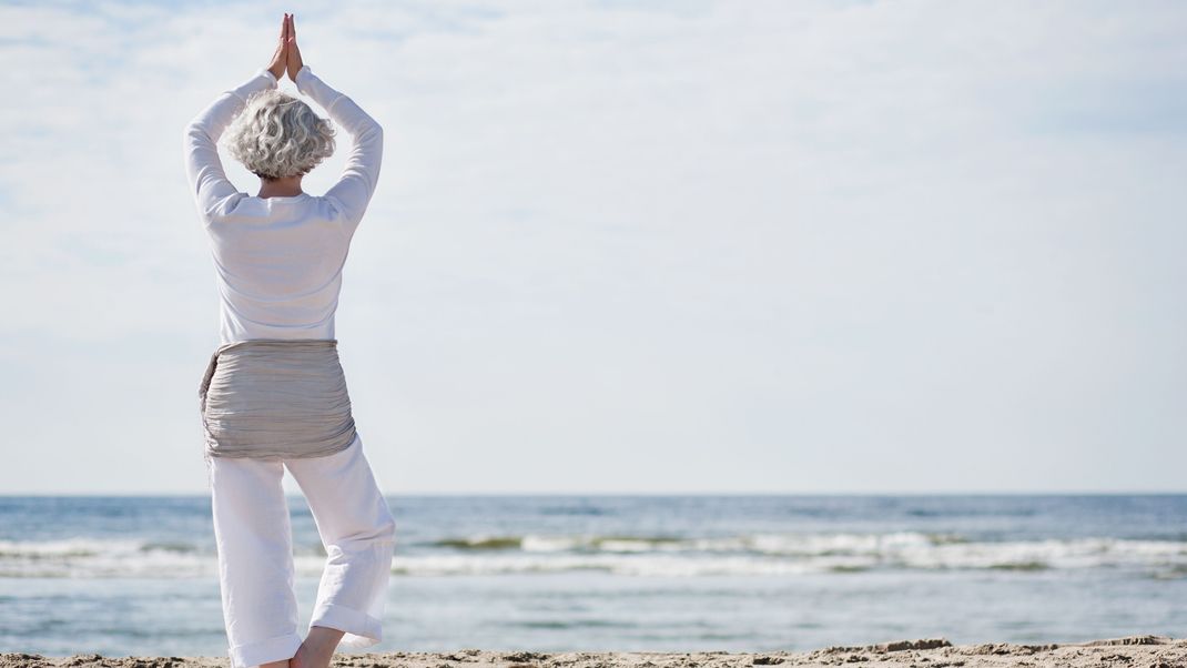 Wer im Urlaub Yoga machen möchte, muss nicht nach Indien reisen - auch in Deutschland lassen sich vielerorts wunderbar Entspannungs-Übungen machen.