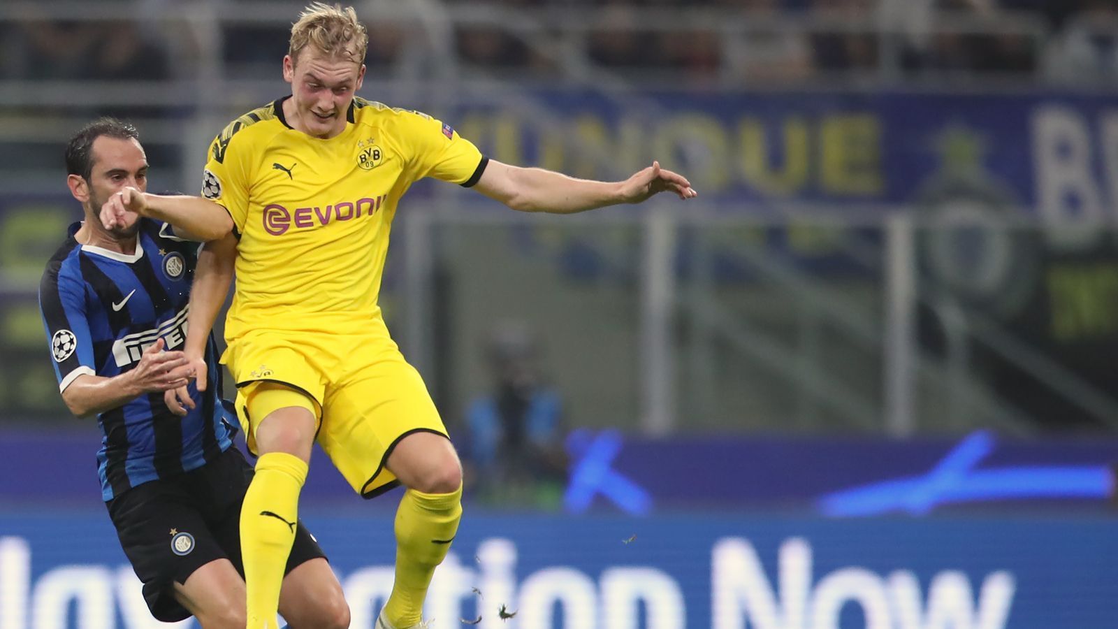 
                <strong>Julian Brandt (Offensive)</strong><br>
                Der Nationalspieler musste sich als Sturmspitze gegen Inters Abwehrreihe um Diego Godin und Stefan De Vrj behaupten und wurde gut aus dem Spiel genommen. Konnte seine Tempo-Vorteile kaum ausspielen, steckte kurz vor der Pause zu Sancho durch, für die beste Dortmunder Chance im ersten Durchgang. Erwischte mit einem gefährlichen Distanzschuss Inter-Keeper Handanovic auf dem falschen Fuß, der allerdings gerade noch so abwehren konnte. ran-Note: 4
              