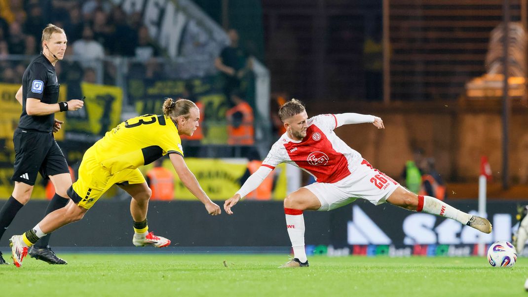 Lars Gindorf (links) mit abgeklebtem Namen auf dem Trikot