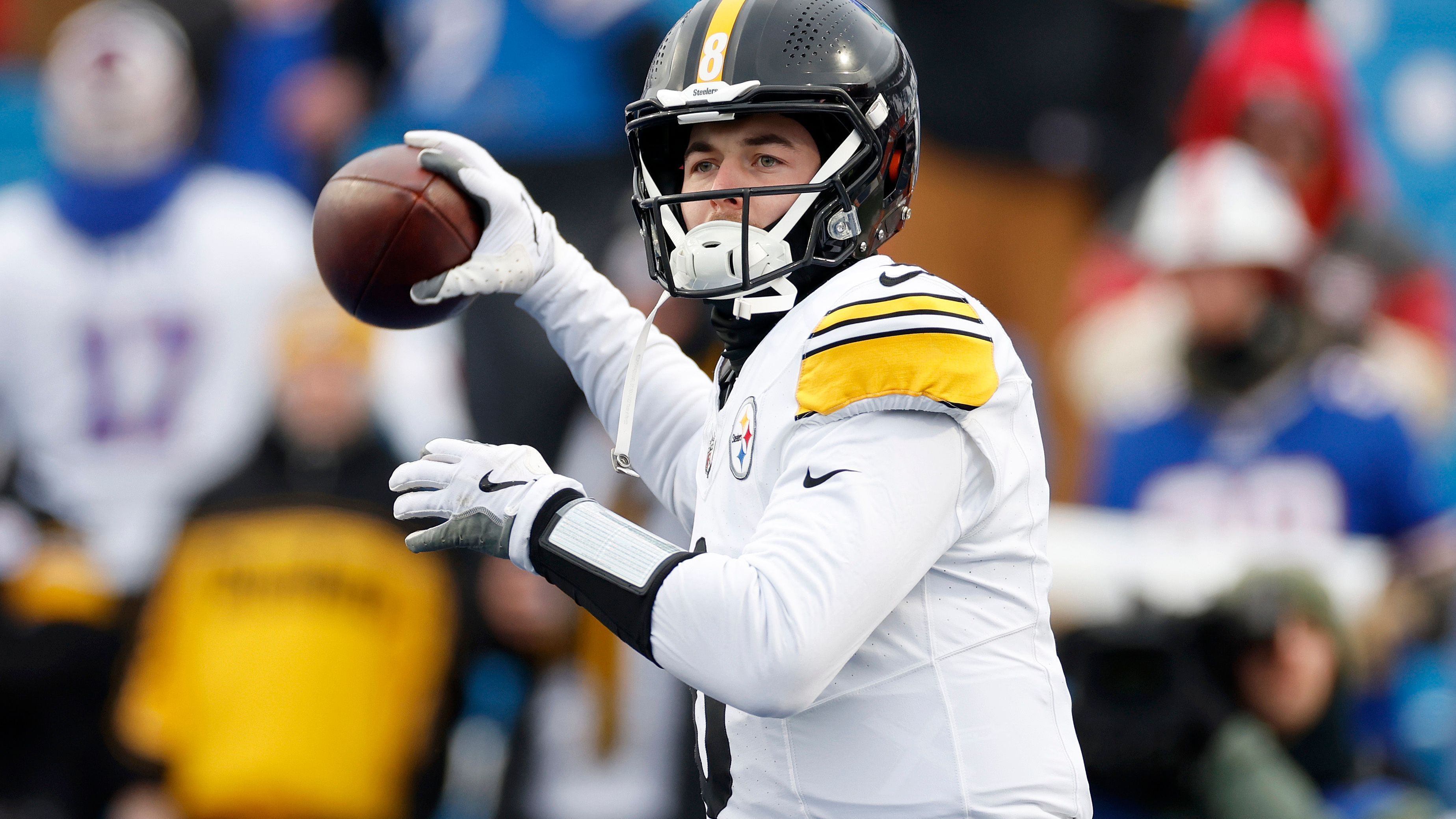 <strong>Pittsburgh Steelers: Erstrundenpick Kenny Pickett (2022)</strong><br>Die Fußstapfen von Quarterback Ben Roethlisberger waren groß. Pickett sollte ihn ersetzen. Aber es sollte nicht sein, auch wenn er ein Junge der Stadt Pittsburgh war. Im Draft 2022 nutze man den Erstrundenpick für ihn, man hatte auch kaum eine Alternative. In zwei Saisons spielte er in 24 Partien. Dann wurde er zu den Eagles für einen Dritt-, Viert- und Siebtrundenpick abgegeben. Das sagt alles.