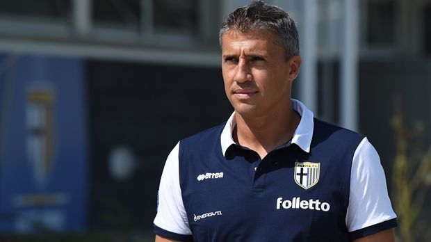 
                <strong>Hernan Crespo</strong><br>
                Hernan Crespo: Früher war der Argentinier das Schreckgespenst der europäischen Verteidiger. Mittlerweile ist der etwas ergraute Crespo Trainer in Parma geworden, um nun doch noch einmal zurück auf den (Futsal-)Platz zu wechseln. Ob der Torjäger früherer Tage auch in die deutlich kleineren Futsal-Tore so regelmäßig einnetzt? Die Fans des Teams aus Kolkata würde es sicherlich freuen.
              