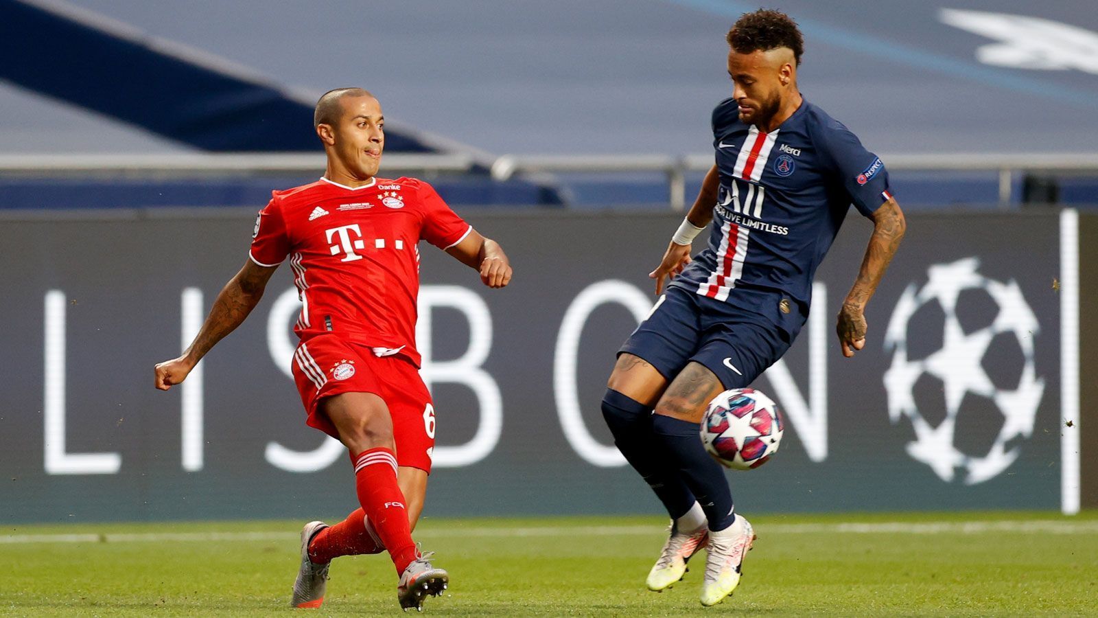 
                <strong>Thiago Alcantara (2020)</strong><br>
                Die Bayern-Offiziellen kämpften bis zum Schluss um einen Verbleib des Mittelfeldmotors Thiago Alcantara, der sich aber im Sommer für einen Wechsel zum FC Liverpool und Trainer Jürgen Klopp entschied. Sein Arbeitspapier lief noch bis 2021, einen neuen Vierjahresvertrag lehnte der Spanier ab. Thiagos Entscheidung sei rein sportlicher Natur gewesen: "Als Fußballspieler möchte ich neue Herausforderungen, um mich weiterzuentwickeln", sagte er bei seinem Abschied. Fans und Vereinsführung zeigten sich dankbar: "Thiago ist ein außergewönlicher Fußballer und Mensch. Er bleibt dem FC Bayern mit Sicherheit verbunden", so Sportvorstand Hasan Salihamidzic. Nun will Thiago beim LFC, der kolportierte 25 Millionen Euro nach München überwies, für Furore sorgen.
              