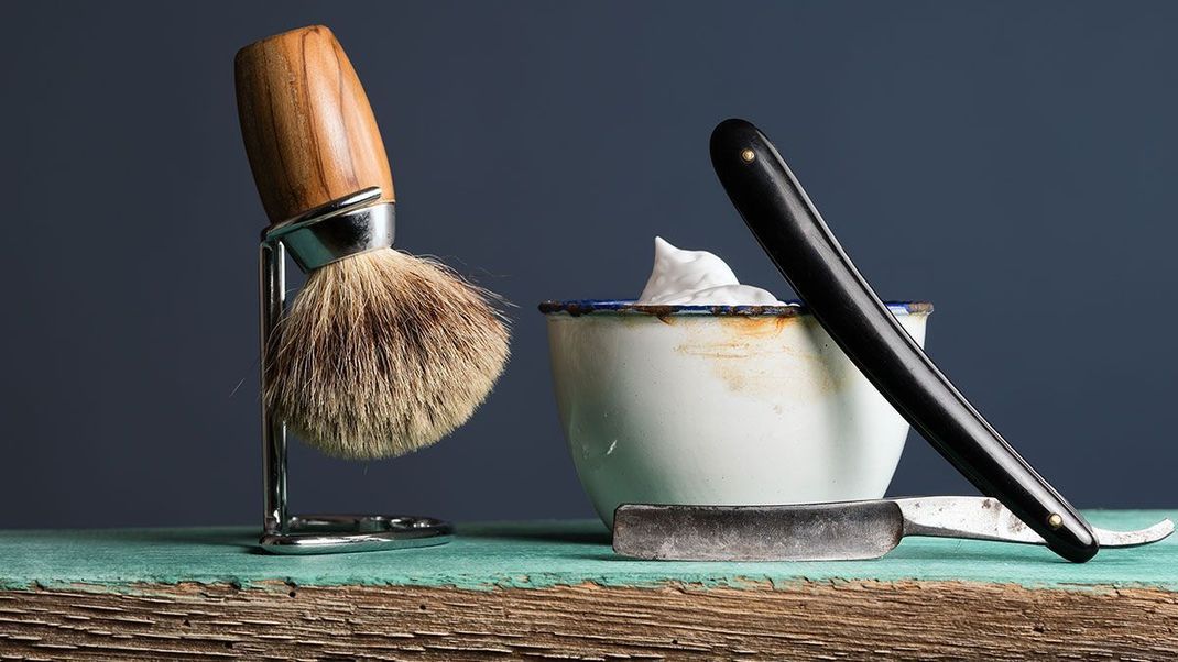 Ein Rasiermesser ist nicht nur ein Eyecatcher in jedem Badezimmer, sondern wirkt sich auch positives auf deinen grünen Fußabdruck ab – warum? Wir haben die Facts für eine nachhaltige Rasur-Routine!
