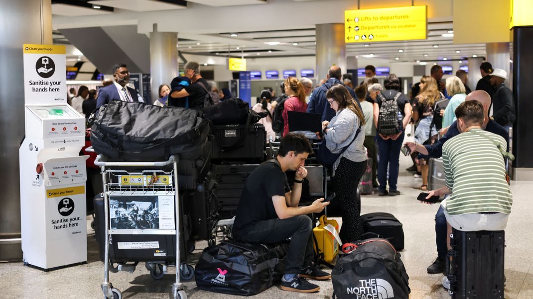 Nach der technischen Panne an Großbritanniens Flughäfen müssen zahlreiche Passagiere mit gestrichenen Flügen rechnen.