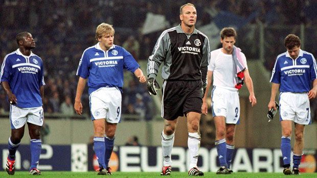 
                <strong>FC Schalke</strong><br>
                FC Schalke 04: Die Königsblauen machen es ein Jahr nach Hamburg nicht wirklich besser. Auch die Knappen holen 2001/2002 nur sechs Punkte in den Duellen mit Arsenal, Mallorca und Panathinaikos. Highlight ist beim Ausscheiden der 3:1-Heimerfolg gegen Arsenal. Youri Mulder, Sven Vermant und Andreas Möller treffen für S04.
              