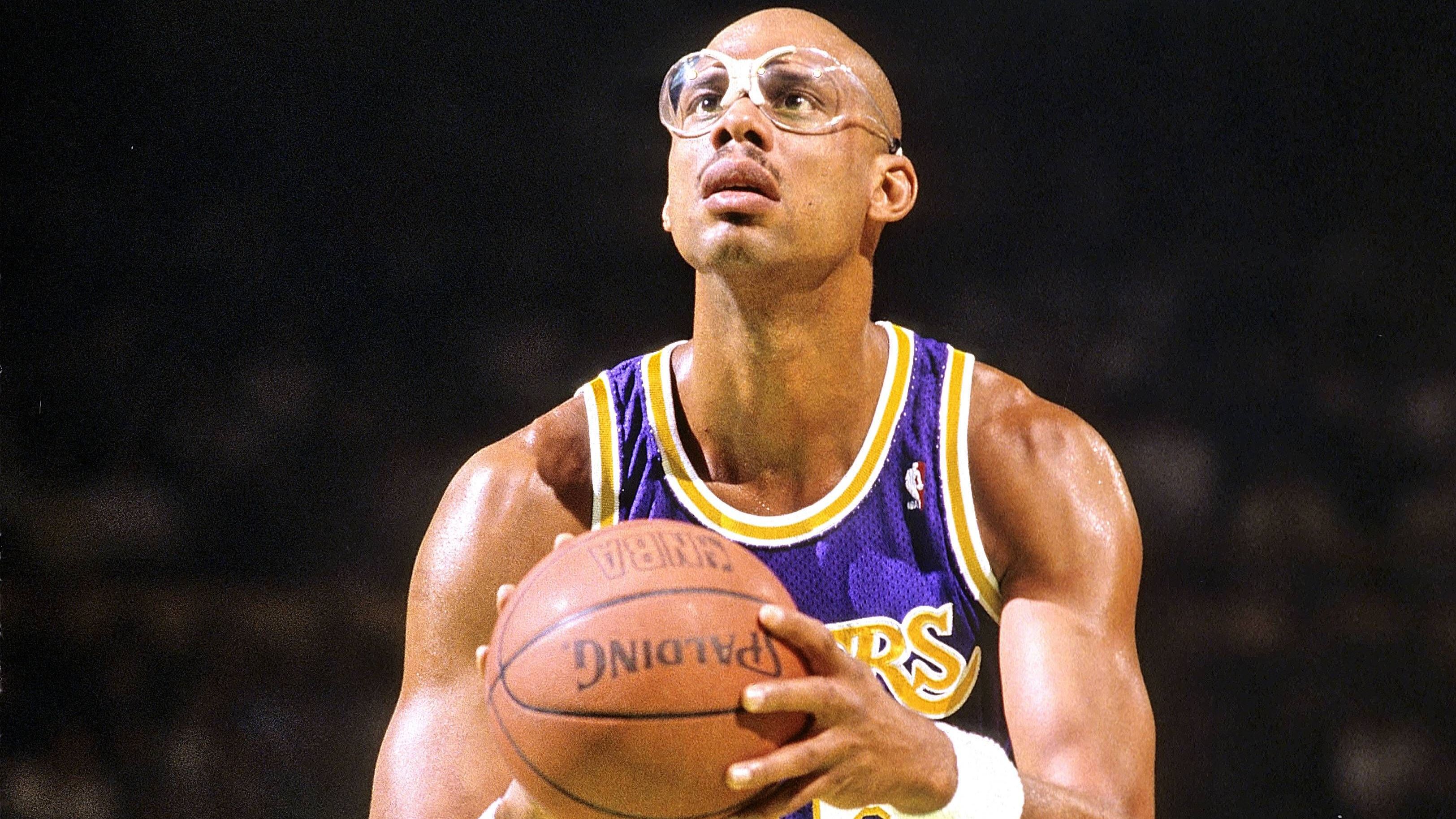 <strong>Kareem Abdul-Jabbar (Los Angeles Lakers) - Finals MVP 1985</strong><br>Serie: Los Angeles Lakers vs. Boston Celtics (4-2)<br>Finals-Stats: 25,7 Punkte, 9,0 Rebounds und 5,2 Assists in 35,5 Minuten<br>Playoff-Stats: 21,9 Punkte, 8,1 Rebounds und 4,0 Assists in 32,1 Minuten