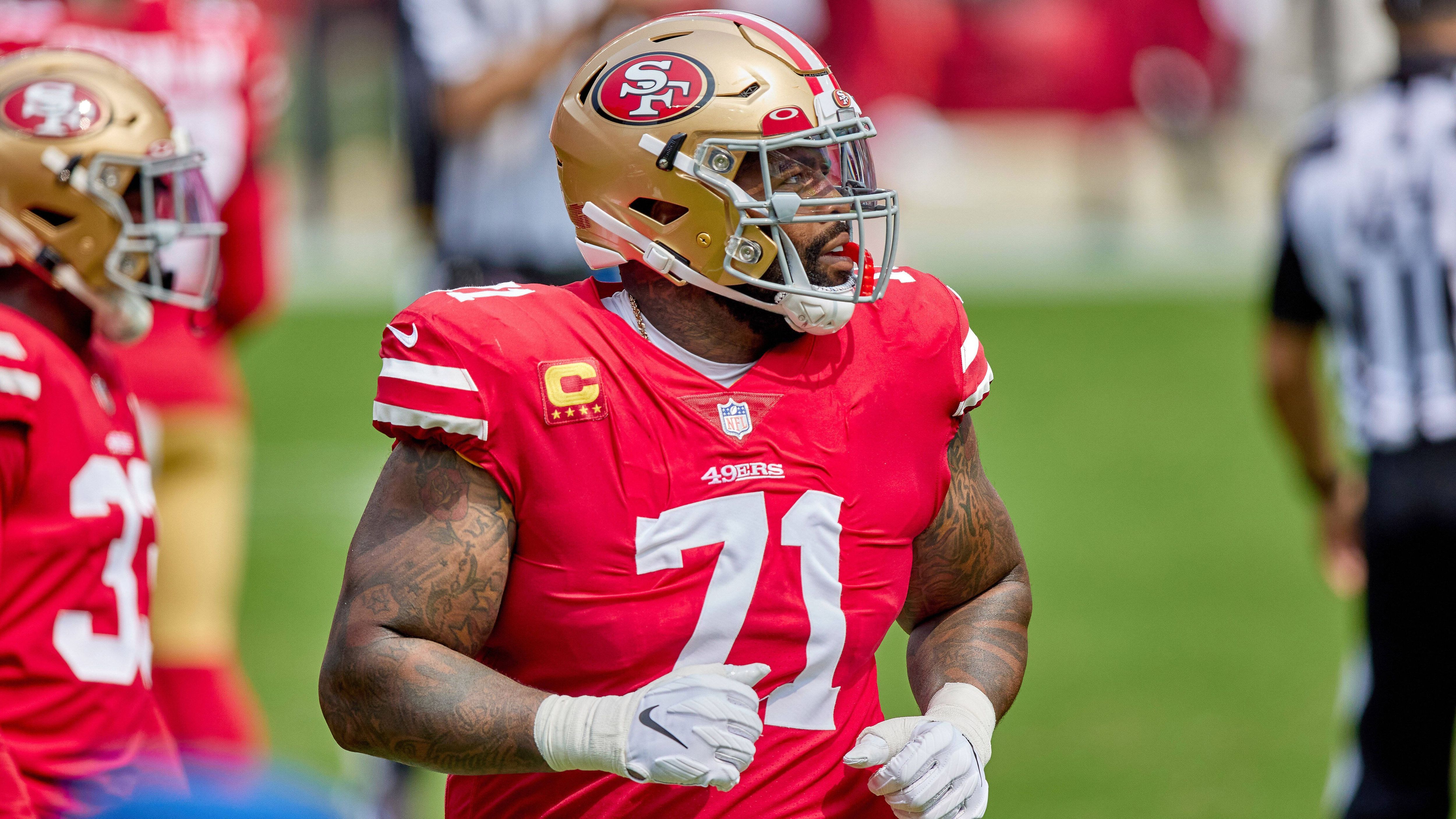 
                <strong>Kein Tag und dennoch Einigung zwischen 49ers und Williams?</strong><br>
                Ähnliches wie für Jones lässt sich auch über Offensive Tackle Trent Williams sagen. Nach mehreren Jahren und einem Zerwürfnis zum Abschluss in Washington spielte der 32-Jährige in der vergangenen Saison für die San Francisco 49ers. Im "Cris Collinsworth Podcast" bestätigte Williams unlängst sein Interesse, auch weiterhin für die 49ers aufzulaufen. Der Spieler schielt wohl auf den wahrscheinlich letzten ganz großen Mehrjahres-Deal seiner Karriere. Sollte mit San Francisco keine Einigung erzielen werden, dürfte es auch hier nicht an Interessenten mangeln.
              