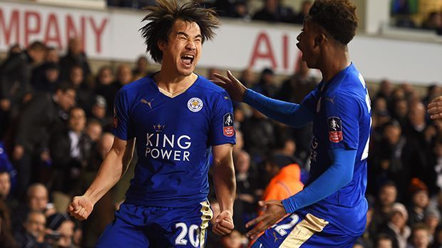 
                <strong>Shinji Okazaki</strong><br>
                Shinji Okazaki: Zu Beginn der laufenden Saison wechselte Shinji Okazaki von Mainz in die Premier League. Vor fünf Jahren schnürte er erstmals die Fußballschuhe in der Bundesliga. Anfang 2011 verpflichtete der VfB Stuttgart den Japaner. Zuvor hatte sich dieser zu einem der torgefährlichsten Stürmer in seiner Heimat entwickelt. Okazaki brauchte ein wenig, um in Schwung zu kommen. In der ersten Halbserie bei den Schwaben erzielte er nur zwei Tore.
              