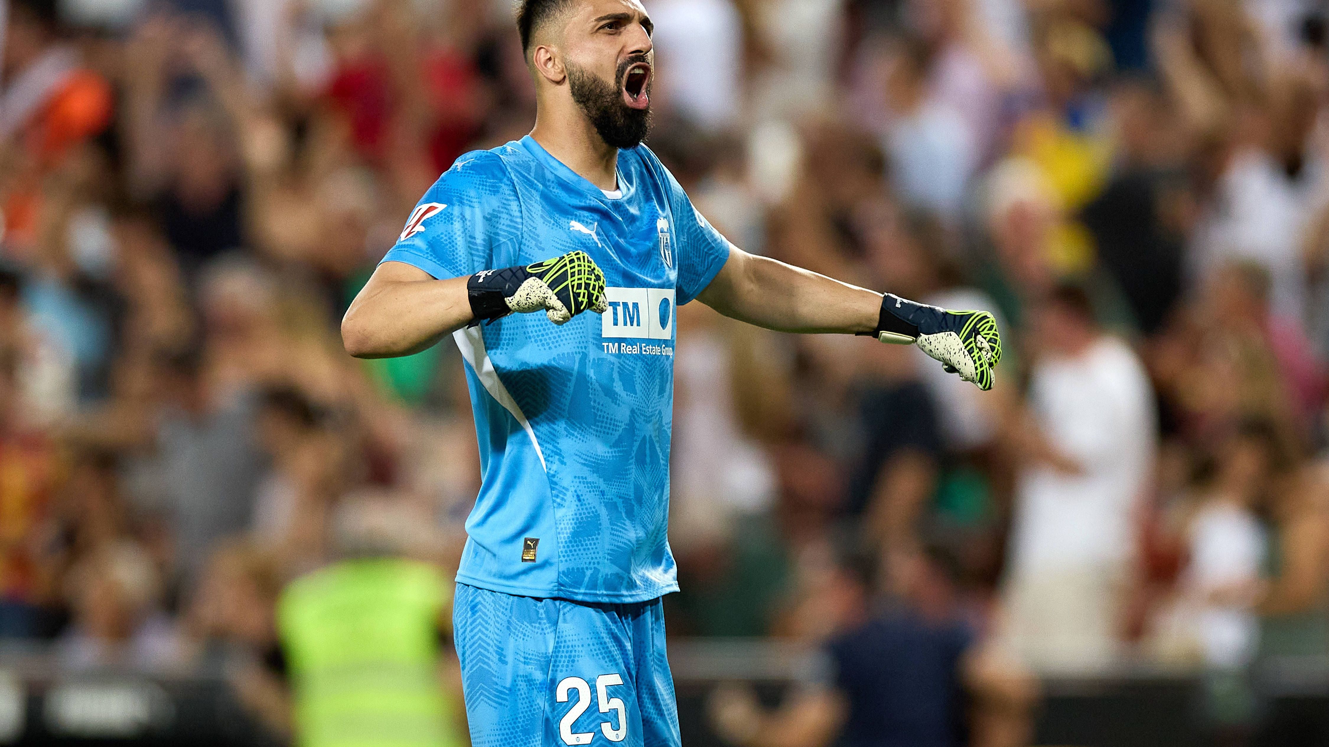 <strong>Giorgi Mamardashvili (FC Liverpool)</strong><br>Mit seinen herausragenden Leistungen hat er sich unter anderem auch in den Fokus des FC Bayern gespielt - Liverpool hat nun den Zuschlag erhalten. Die Reds investieren laut Fabrizio Romano bis zu 35 Millionen Euro in ihren künftigen Nachfolger von Alisson Becker. An der Anfield Road aufkreuzen wird das Torwart-Talent jedoch erst zur Saison 2025/26. Bis dahin bleibt Mamardashvili noch dem FC Valencia erhalten.