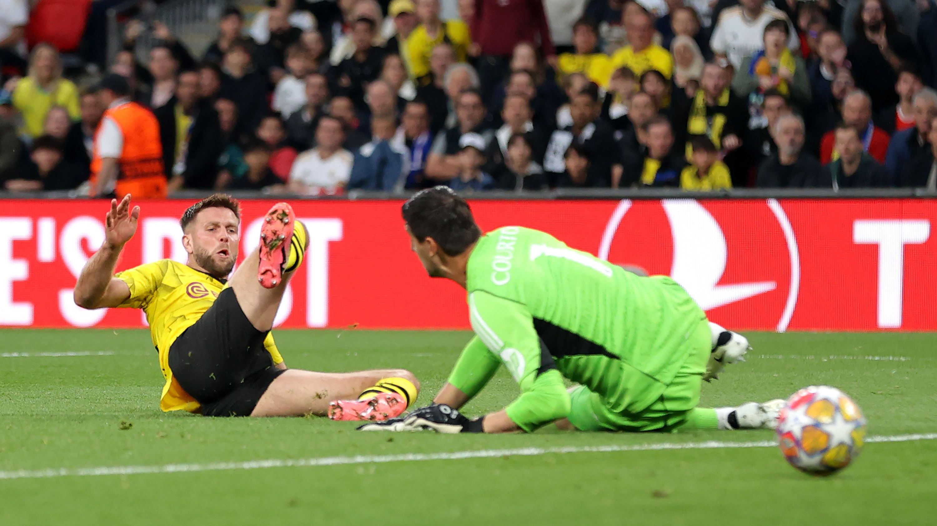 <strong>Niclas Füllkrug (Borussia Dortmund)</strong><br>Der Nationalstürmer hat gegen DFB-Teamkollege Antonio Rüdiger wie erwartet einen schweren Stand. Kann sich aber immer wieder in Szene setzen. Riesenpech, als er den Ball freistehend aus etwas abseitsverdächtiger Position nur an den Pfosten spitzelt, von wo er wieder rausspringt (23.). Sein Flug-Kopfball nach Adeyemis Flanke ist dagegen etwas zu unplatziert, um Courtois zu überwinden (63.). Dann nach Vinicius‘ Eckstoß zu spät gegen Torschütze Carvajal (74.). Zudem Pech, dass sein Kopfball zum 1:2 wegen Abseits nicht zählt (87.). <strong><em>ran</em></strong><strong>-Note: 4</strong>