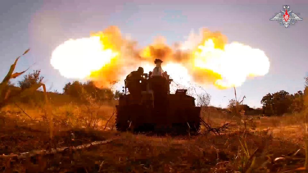 Auf diesem vom russischen Verteidigungsministerium veröffentlichten Bild feuern russische Soldaten im russisch-ukrainischen Grenzgebiet Kursk auf ukrainische Stellungen.