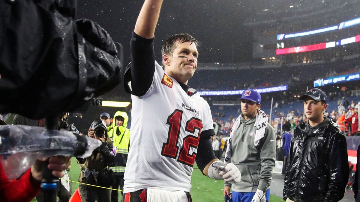 Archiv: Quarterback Tom Brady winkt den Fans zu. 