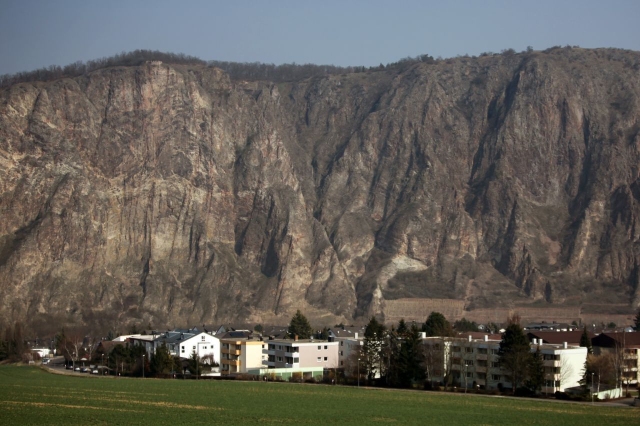 Mit 202 Metern gilt der Rotenfels in Rheinland-Pfalz als höchste Steilwand zwischen den Alpen und Skandinavien. Spektakulär und schaurig zugleich: Zahlreiche Menschen stürzten hier in den Tod - manche freiwillig. Daher ist auch vom "Suizidfelsen" die Rede. Einige Bergsteiger:innen meiden deswegen die Gegend. Zudem kursieren Berichte von Geister-Erscheinungen am Berg und rätselhaften Licht-Phänomenen.   