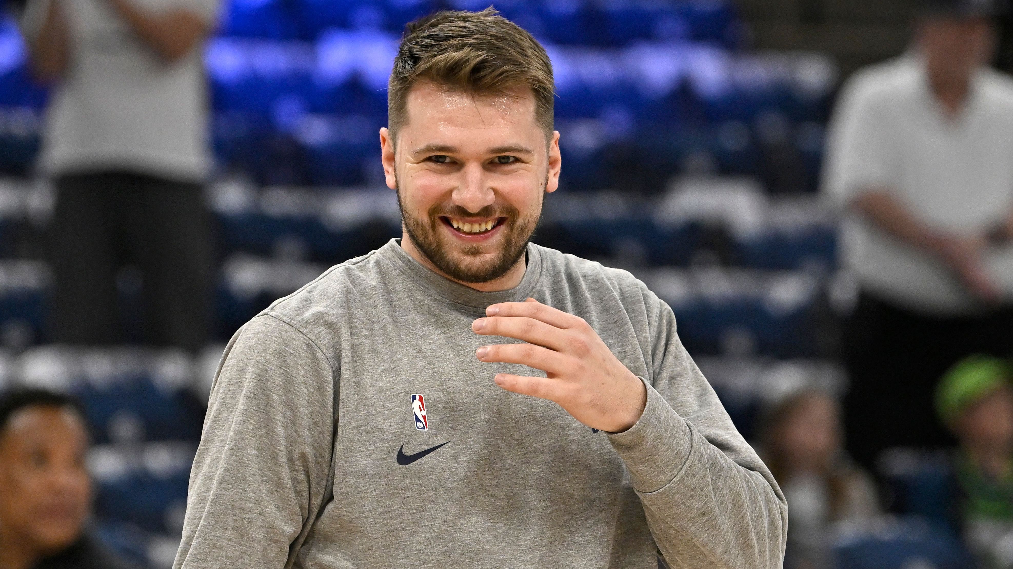 <strong>All-NBA-Teams 2024: Doncic überholt Nowitzki</strong><br>Die NBA hat die Spieler für ihre All-NBA-Teams bekannt gegeben. Luka Doncic wird zum fünften Mal die Ehre zuteil. Nur vier aktive&nbsp; Spieler wurden häufiger zum All-NBA ausgezeichnet. Er wurde bereits jetzt häufiger nominiert als NBA-Ikonen wie Dirk Nowitzki (4x) oder Scottie Pippen (3x).&nbsp;<strong><em>ran</em></strong> hat das First, Second und Third Team in der Übersicht.