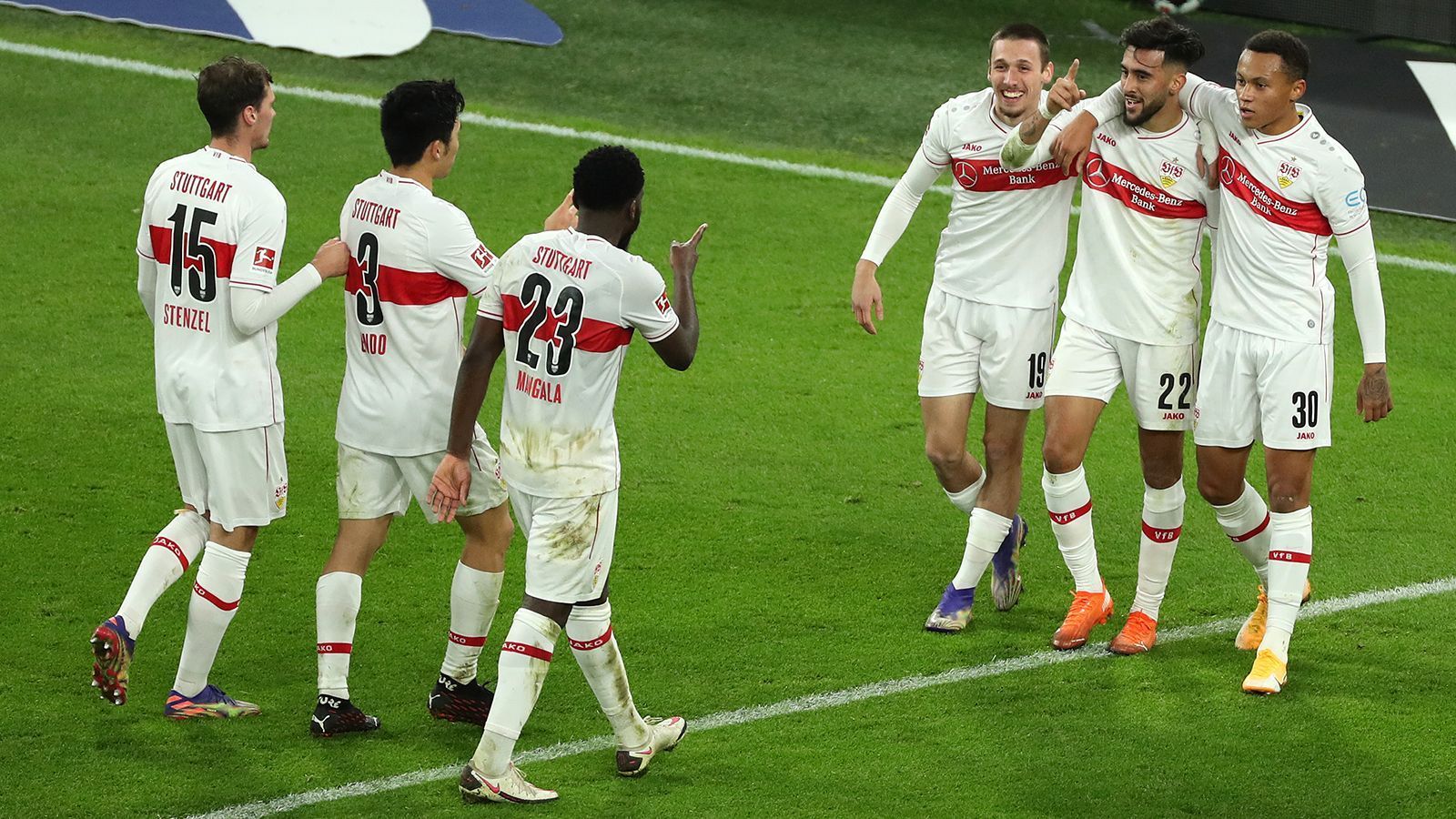 
                <strong>VfB Stuttgart</strong><br>
                Aufsteiger Stuttgart spielt bislang eine herausragende Hinrunde und begeistert vor allem mit seiner Offensive. Für diese könnten die Schwaben im Winter einen Neuzugang anpeilen: Folarin Balogun, 19-jähriger Mittelstürmer des FC Arsenal, soll laut "kicker" auf der Liste der Schwaben stehen. Abgesehen davon steht auch dem VfB wohl ein ereignisarmer Transferwinter ins Haus.
              