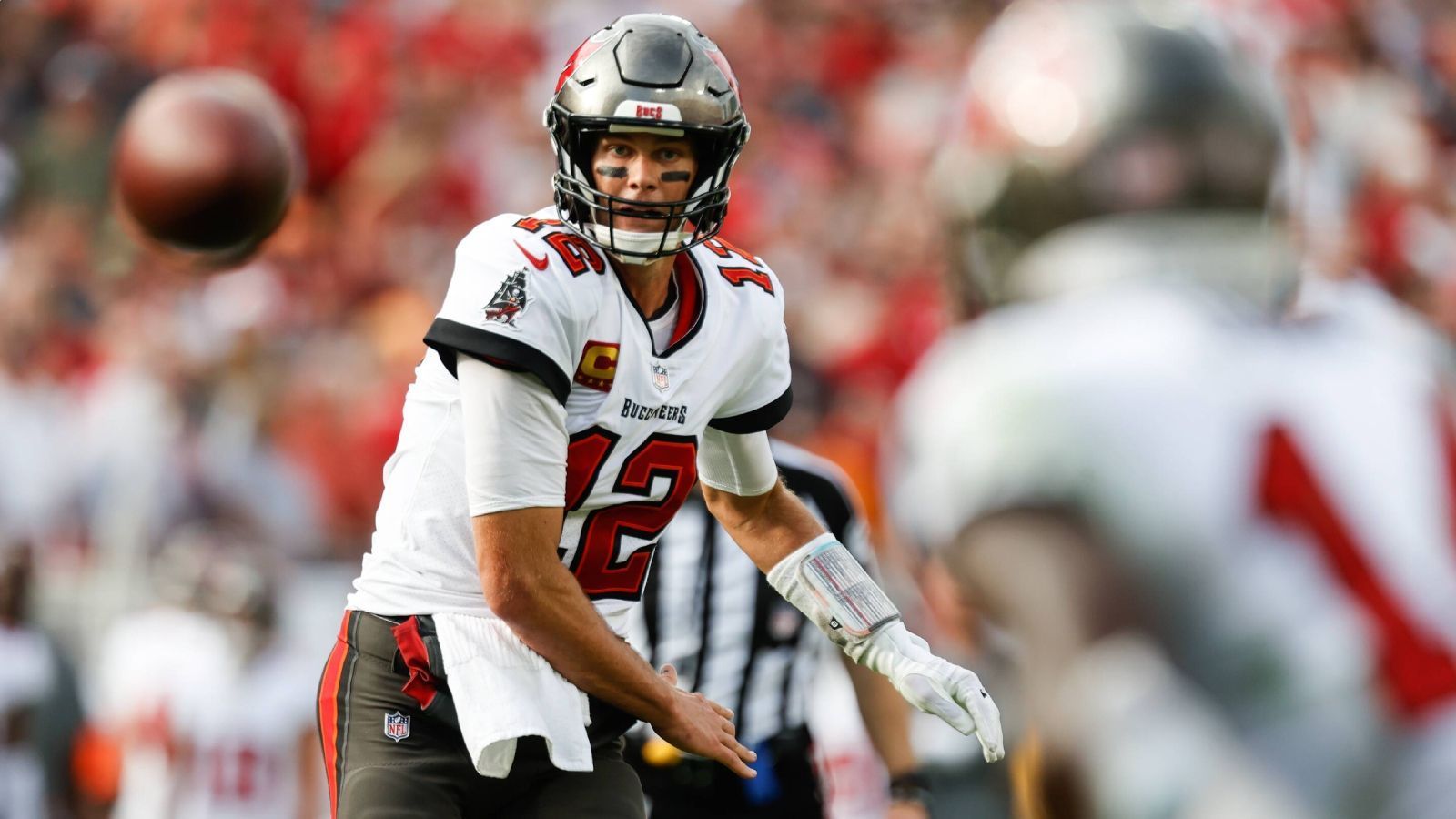 
                <strong>Platz 1: Tom Brady</strong><br>
                &#x2022; Team: Tampa Bay Buccaneers<br>&#x2022; Position: Quarterback<br>&#x2022; Platzierung im Vorjahr: 1<br>
              