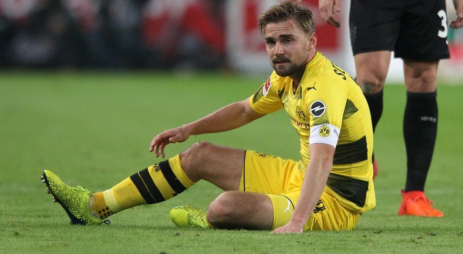 
                <strong>Marcel Schmelzer</strong><br>
                Kommt nicht so gut ins Spiel, ist defensiv gebunden, findet dann recht schnell den Rhythmus. Nach vorne aber mit einer sehr breiten Streuung in seinen Bällen. Kann das Offensivspiel nicht so ankurbeln wie gewünscht. Ist vor dem 1:2 weit aufgerückt und kommt beim Schuss zu spät. ran-Note: 4
              