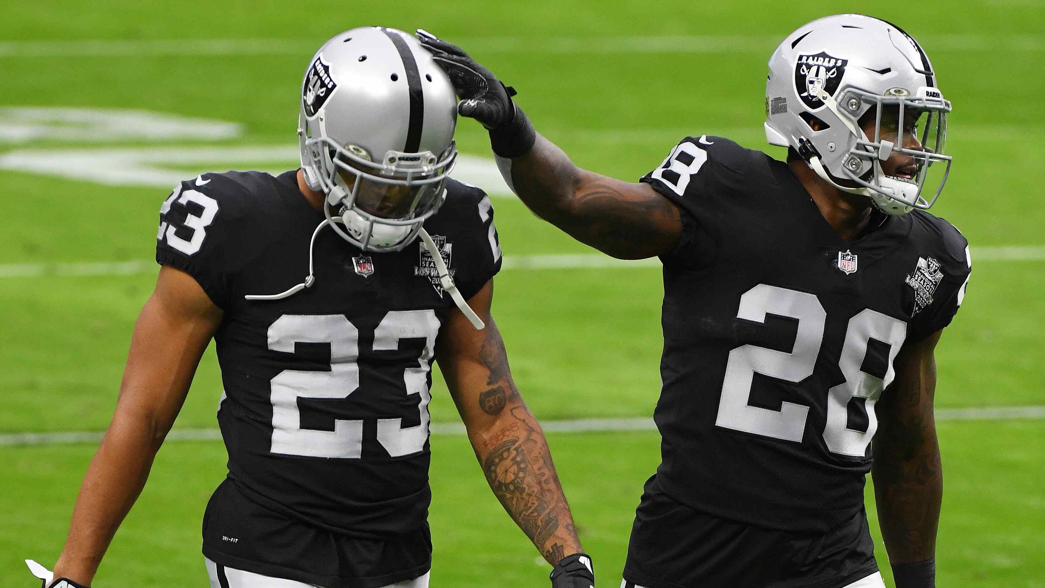 
                <strong>Rushing Offense: Las Vegas Raiders - 44 Punkte </strong><br>
                Das Run-Game der Las Vegas Raiders beim deutlichen 37:12-Sieg über die Denver Broncos erfolgte wie aus einem Guss. Sowohl Starter Josh Jacobs (r.) als auch Back-Up Devontae Booker (l.) konnten ihren Teil dazu beisteuern. Während Jacobs auf 112 Yards und zwei Touchdowns kommt, erzielte Booker 81 Yards und ebenfalls zwei Touchdowns. Insgesamt bringt das den Fantasy Managern in dieser Woche 44 Punkte ein.  
              