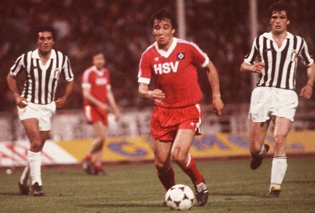 
                <strong>Felix Magath anno 1983</strong><br>
                1983 wurde Magath zum "Helden von Athen", als er den krassen Außenseiter HSV gegen Turin zum Sieg im Europapokal der Landesmeister schoss. Das 1:0 für die Hanseaten sichert den Sieg gegen Juventus Turin.
              