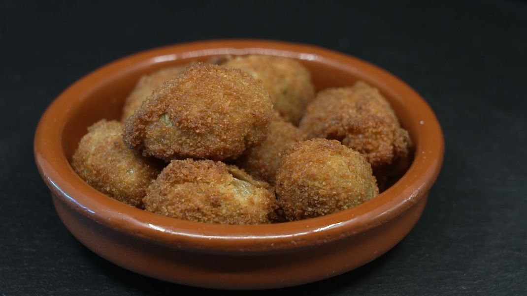 Gefüllte, frittierte Oliven sind ein Traum für Tapas-Liebhaber und auch als Snack für Zwischendurch geeignet.