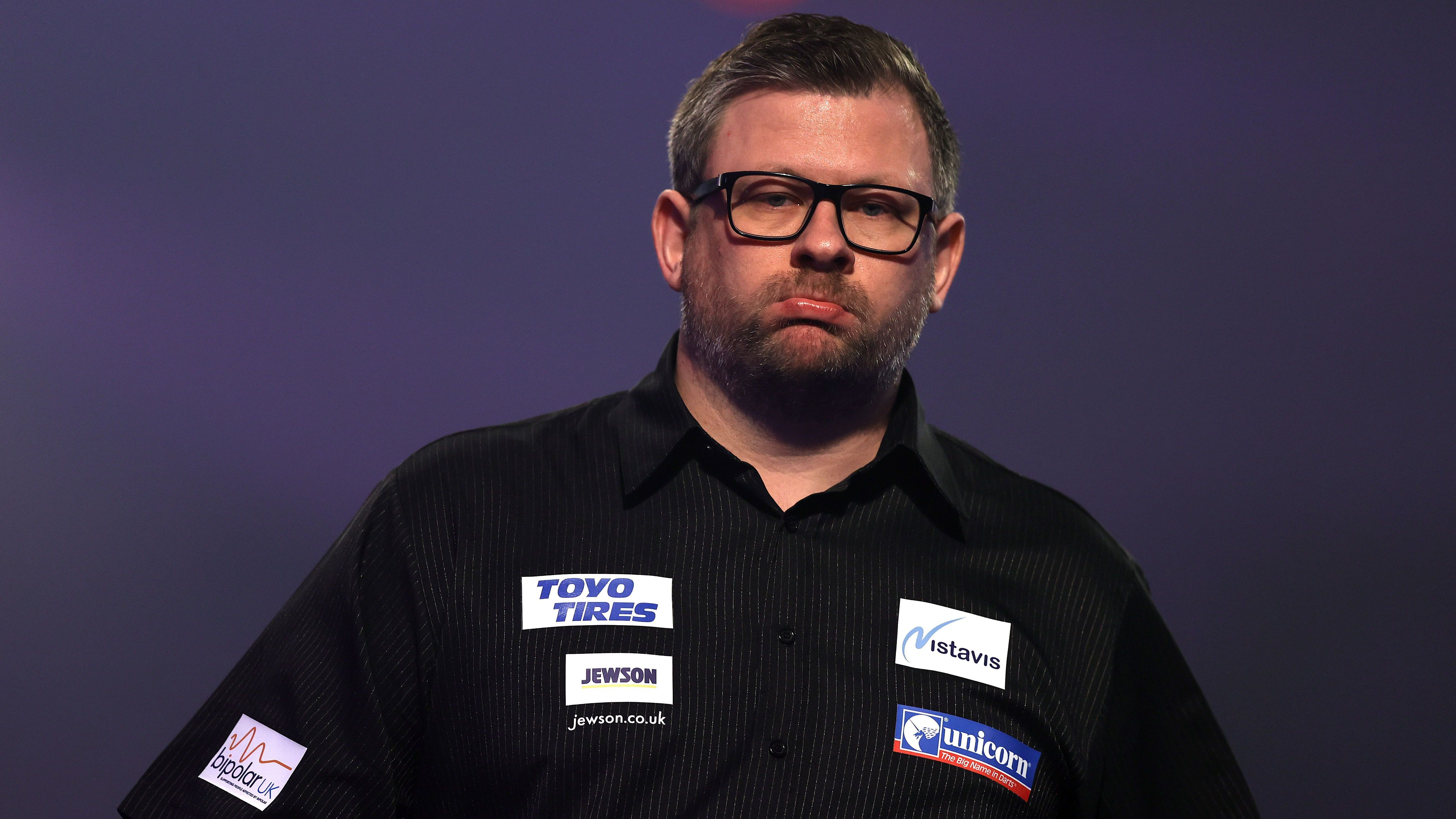 <strong>29. Dezember 2020: James Wade (3. Runde vs. Stephen Bunting)<br></strong>Ziemlich genau fünf Jahre gab es danach keinen Neun-Darter mehr bei der WM. Und als es dann wieder soweit war, kam der Jubel der Fans nur vom Band. Denn es war das Corona-Jahr, Zuschauer waren nicht erlaubt. <a href="https://www.youtube.com/watch?v=O00CIfPI8i0">Für James Wade war es dennoch ein schöner Moment</a>, wenngleich er sein Drittrundenmatch gegen Stephen Bunting trotzdem verlor.