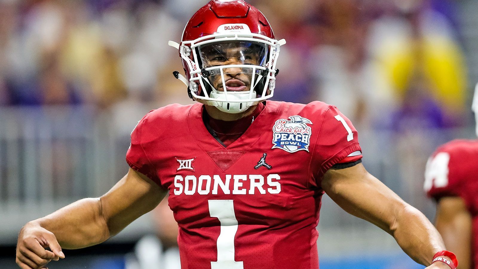 
                <strong>Jalen Hurts (Oklahoma) </strong><br>
                Lange Zeit stand tatsächlich die Frage im Raum, ob Jalen Hurts wirklich als Quarterback den Weg in die NFL findet. Obwohl er in der vergangenen College-Saison für 32 Touchdowns bei lediglich acht Interceptions warf, sind seine Fähigkeiten durch die Luft stark verbesserungswürdig. So soll er auch von dem starken Receiving-Corps in Oklahoma profitiert haben. Die Stärke von Hurts liegt eindeutig in seinen Fähigkeiten als Runner. So kam er in der vergangenen Saison auf über 1000 gelaufene Yards und 20 (!) Touchdowns auf dem Boden. Dabei wurden für ihn am College extra Läufe während des Spiels designed, um ihn in Szene zu setzen. Zu Beginn seiner NFL-Zeit könnte der 21-Jährige zumindest als Allzweckwaffe ähnlich wie Taysom Hill bei den New Orleans Saints für einzelne Aktionen eingesetzt werden. 
              