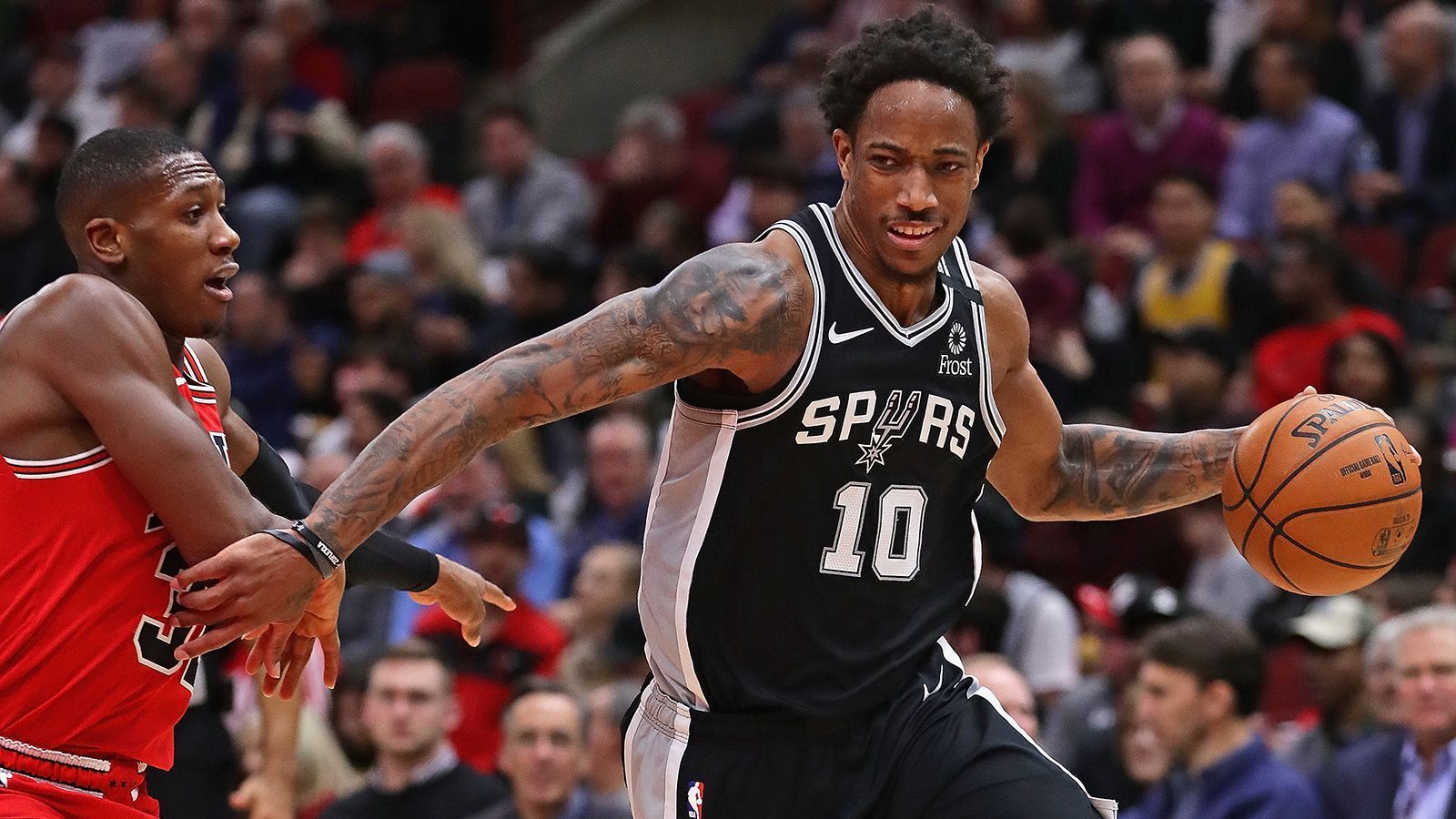 
                <strong>DeMar DeRozan (San Antonio Spurs)</strong><br>
                Wirklich glücklich ist der 31-Jährige bei den Spurs nicht geworden. Sein Trade von den Raptors nach San Antonio hängt ihm immer noch etwas nach. Mit 27,8 Mio. Dollar besitzt er den dritt-dicksten Vertrag der kommenden Free Agents, dazu hat DeRozan die Players Option. Gut möglich, dass er nochmal eine neue Herausforderung sucht. 
              