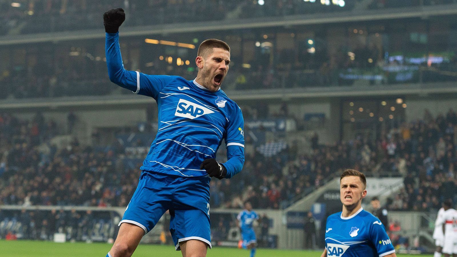 
                <strong>Gewinner: Andrej Kramaric</strong><br>
                Hätte Andrej Kramaric in der 94. Minute nicht den Geistesblitz gehabt, das Leder aus knapp 15 Metern halbrechter Position im Strafraum einfach mal ins lange Eck zu zirkeln, hätte die TSG Hoffenheim das fünfte Ligaspiel in Serie verloren. Kramaric, zuvor bereits in der 11. Minute erfolgreich, hatte aber jenen Geistesblitz und avancierte somit zum umjubelten Helden der TSG. Mit seinem Doppelpack sicherte er Trainer Andre Breitenreiter und Co. beim 2:2 einen Punkt gegen den VfB Stuttgart und unterstrich einmal mehr seine Klasse. Zwar trifft er nicht mehr wie am Fließband, auf seine fußballerischen Qualitäten kann die TSG aber nicht verzichten. Und schön fürs Auge war das zweite Tor auch noch. Gerne mehr davon.
              