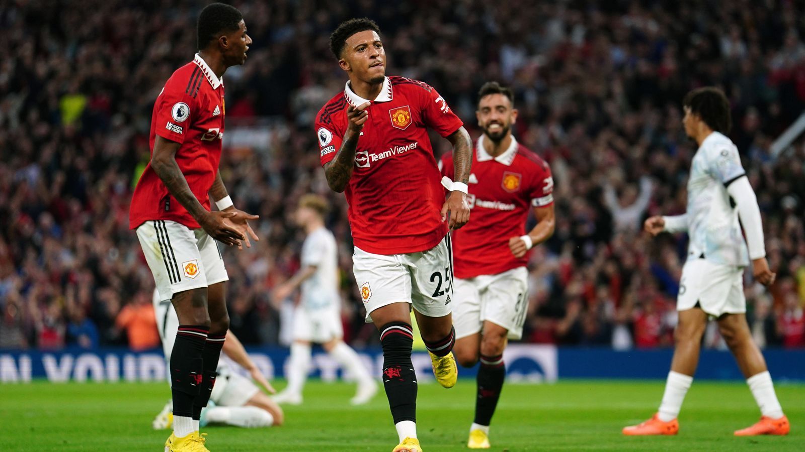 
                <strong>2:1 gegen Liverpool: Manchester United mit starkem Signal nach Fehlstart</strong><br>
                Der englische Rekordmeister Manchester United hat sich gegen den FC Liverpool aus der Krise geschossen. Ex-BVB-Star Jadon Sancho war Wegbereiter des ersten Saisonerfolgs der "Red Devils". Jürgen Klopps FC Liverpool steckt nun hingegen endgültig in einer Negativ-Spirale.
              