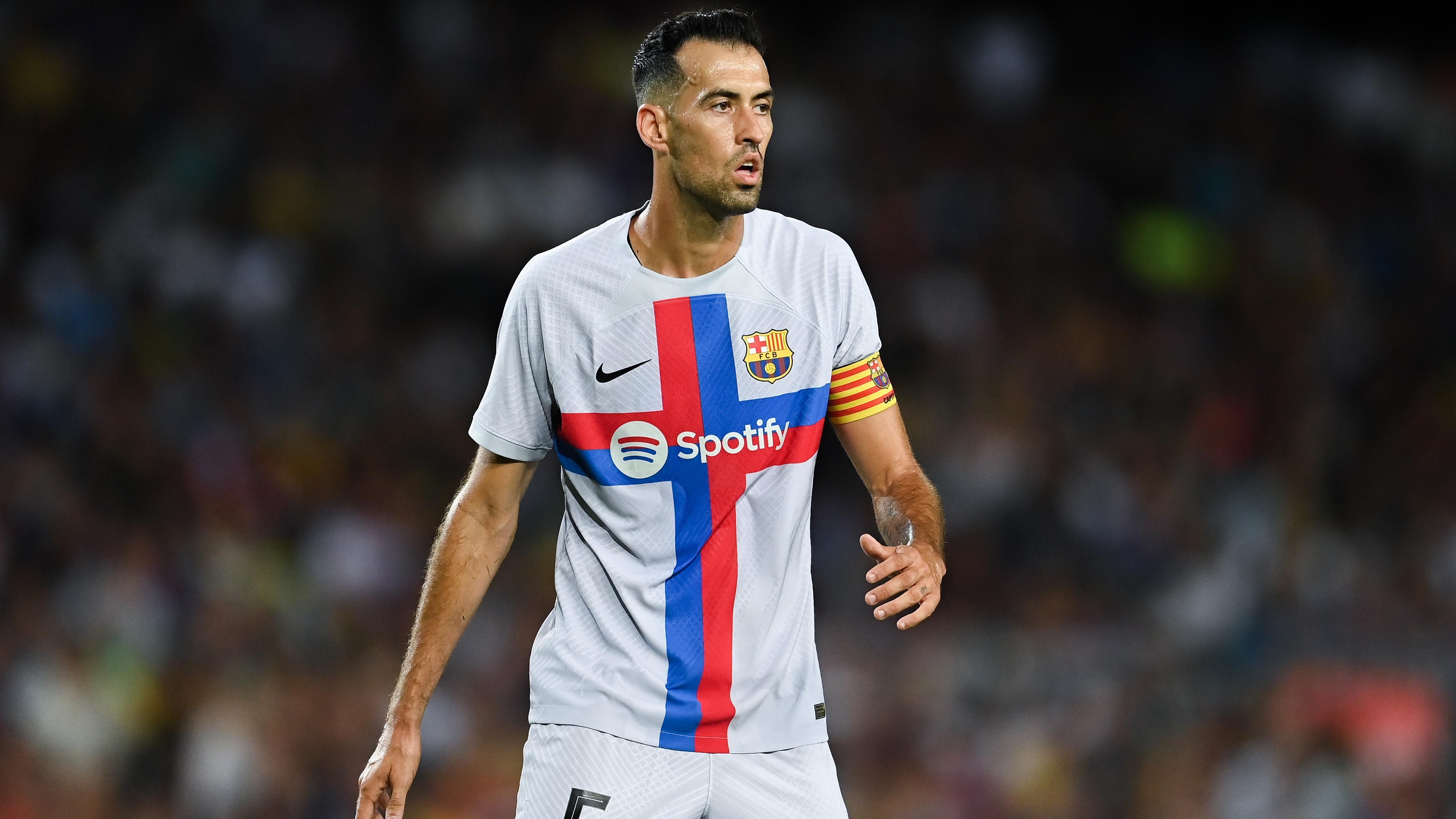 
                <strong>Sergio Busquets </strong><br>
                Auch Veteran Sergio Busquets könnte bald nicht mehr für den FC Barcelona auflaufen. Sein Vertrag läuft im Sommer aus - und angeblich liegt ihm ein Angebot von Cristiano Ronaldos Klub Al-Nasr vor. Nach Angaben von "Mundo Deportivo" könnte Busquets aber auch für sechs Monate verlängern und dann zu David Beckhams Verein Inter Miami in die MLS wechseln.
              