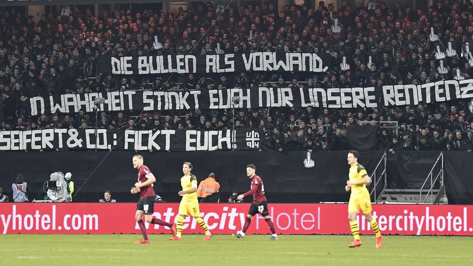 
                <strong>Nürnberger Fans protestieren gegen DFB</strong><br>
                Es blieb nicht nur bei unmissverständlichen Plakaten ...
              
