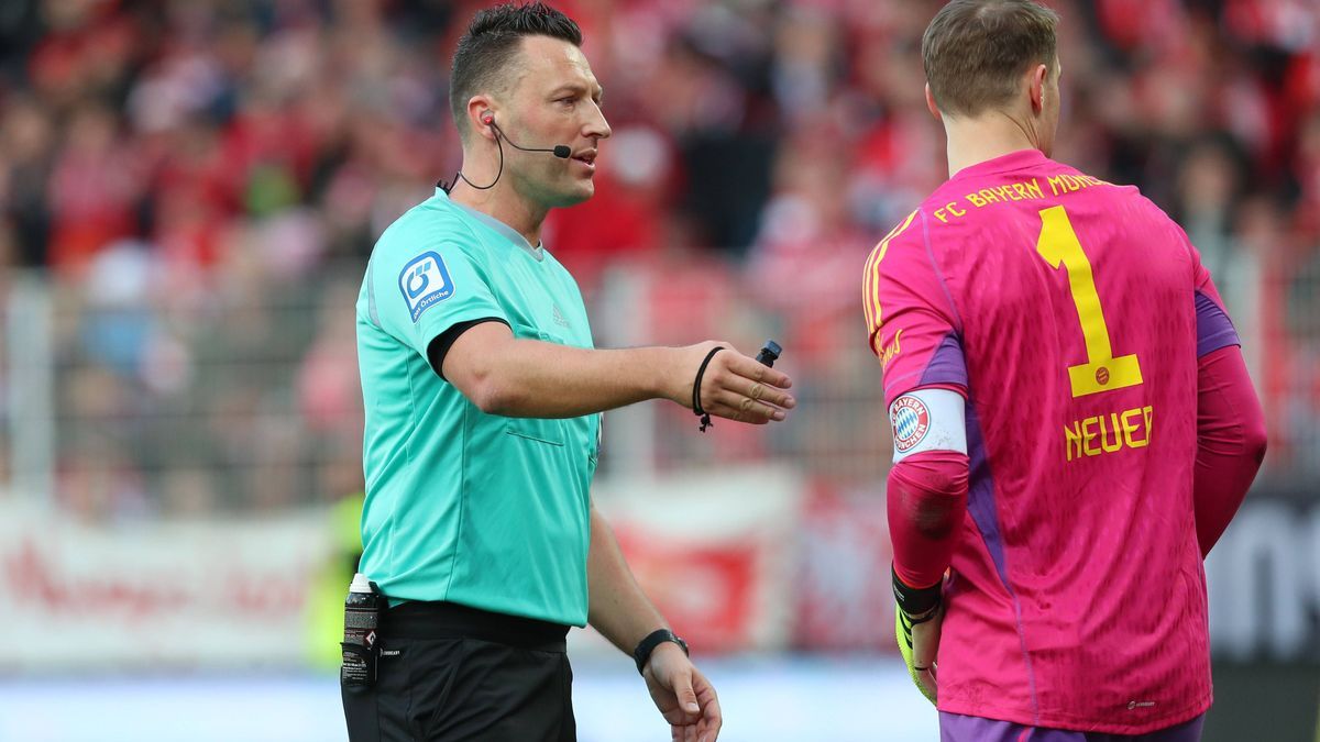 20.04.2024, xtgx, Fussball 1. Bundesliga, 1. FC Union Berlin - FC Bayern Muenchen emspor, v.l. Schiedsrichter, Schiri, referee Sven Jablonski, Manuel Neuer (Bayern, 1) (DFL DFB REGULATIONS PROHIBIT...