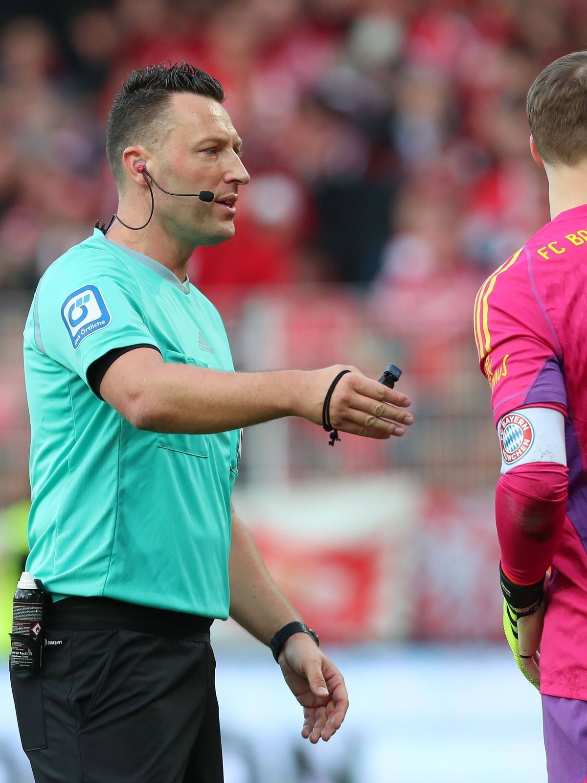 20.04.2024, xtgx, Fussball 1. Bundesliga, 1. FC Union Berlin - FC Bayern Muenchen emspor, v.l. Schiedsrichter, Schiri, referee Sven Jablonski, Manuel Neuer (Bayern, 1) (DFL DFB REGULATIONS PROHIBIT...