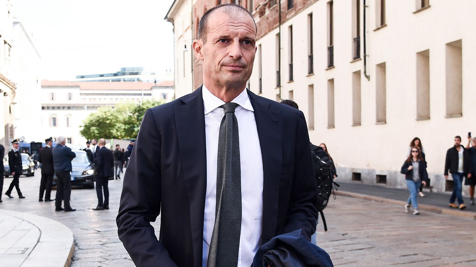 
                <strong>Massimiliano Allegri</strong><br>
                Der ehemalige Juve-Coach traf im Viertelfinale mit der Alten Dame auf Ajax.  Auch hier setzte sich Ajax als Underdog gegen Ronaldo und Co durch. Am Saisonende trennte sich der italienische Serienmeister trotz Scudetto vom 52-Jährigen.   
              