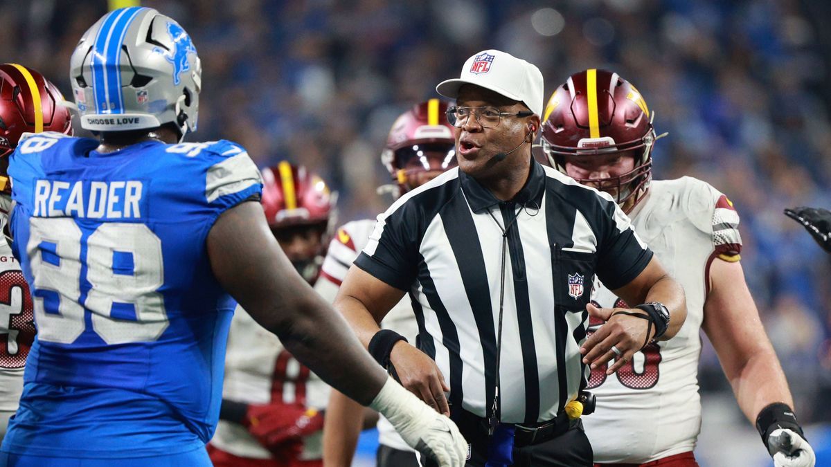 Washington Commanders vs Detroit Lions DETROIT,MICHIGAN-January 18: Referee Ron Torbert talks to players during the second half of an NFL, American Football Herren, USA Divisional Playoff game betw...