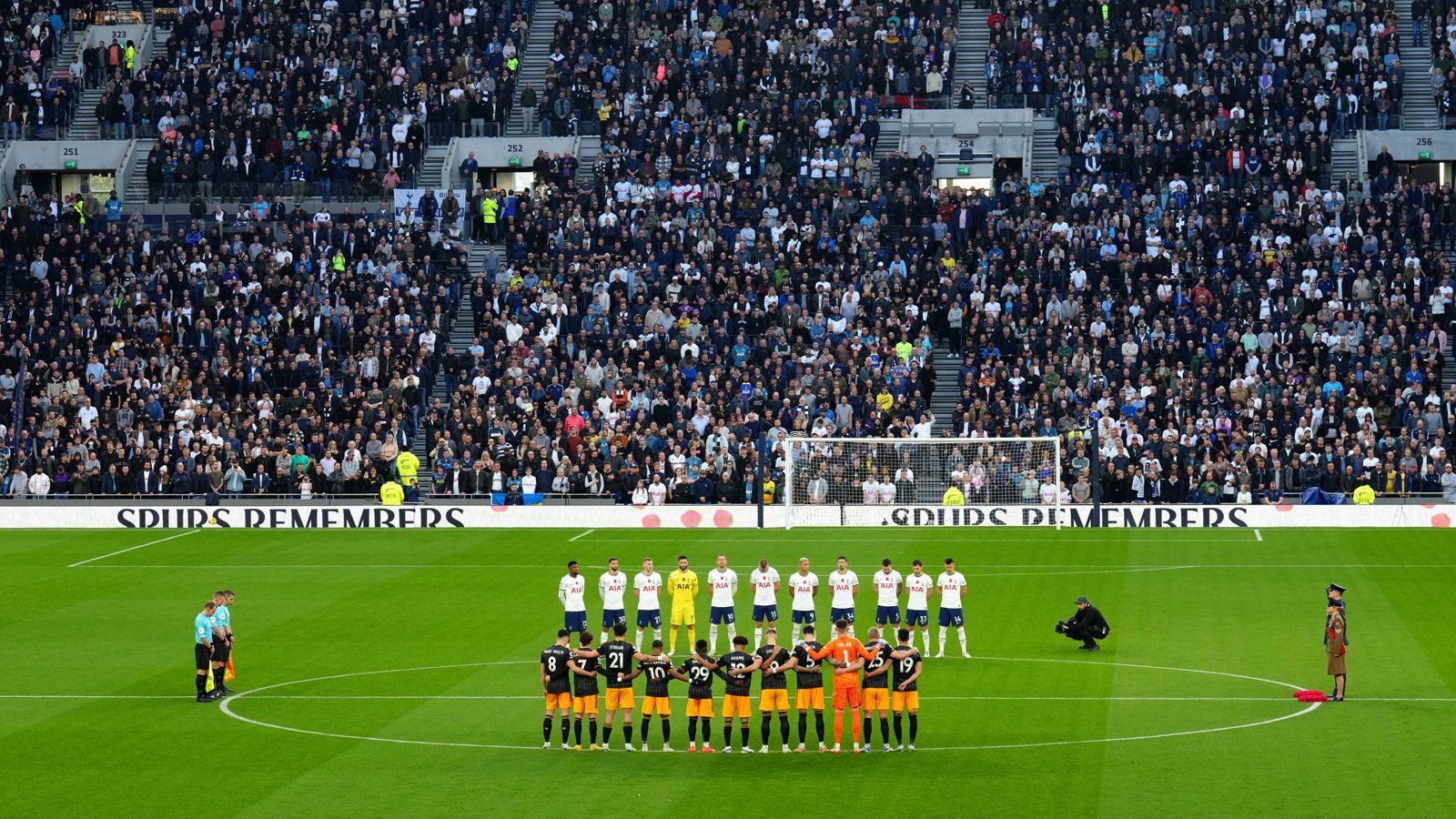 
                <strong>Platz 9: Tottenham Hotspur - Tottenham Hotspur Stadium</strong><br>
                &#x2022; Zuschauerschnitt: 61.605<br>&#x2022; Zuschauer gesamt: 1.047.289<br>&#x2022; Kapazität: 62.062<br>&#x2022; Durchschnittliche Auslastung: 99,3 %<br>&#x2022; Heimspiele: 17<br>&#x2022; Ausverkaufte Spiele: 0<br>
              