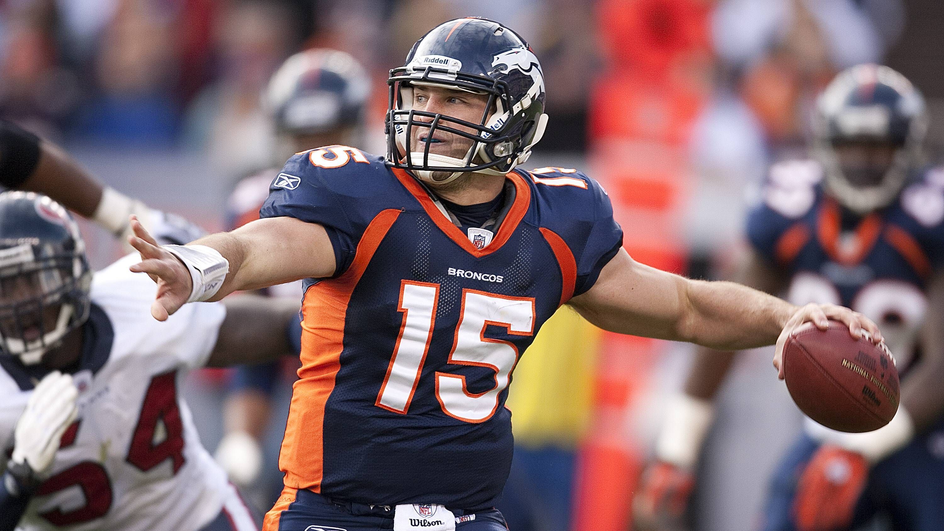 <strong>Platz 29: Tim Tebow</strong><br>Die Karriere von Tim Tebow liest sich verrückt. Er begann als QB bei den Denver Broncos. Immer wieder blitzte etwas Magisches auf. Tebow konnte passen, rennen und spät Spiele gewinnen. Was fehlte, war Konstanz. Nach drei NFL-Saisons wechselte er zum Baseball und kehrte der NFL den Rücken. 2021 kam er kurzzeitig zurück - allerdings als Tight End. Mehr als das Practice Squad schaffte er jedoch nie.