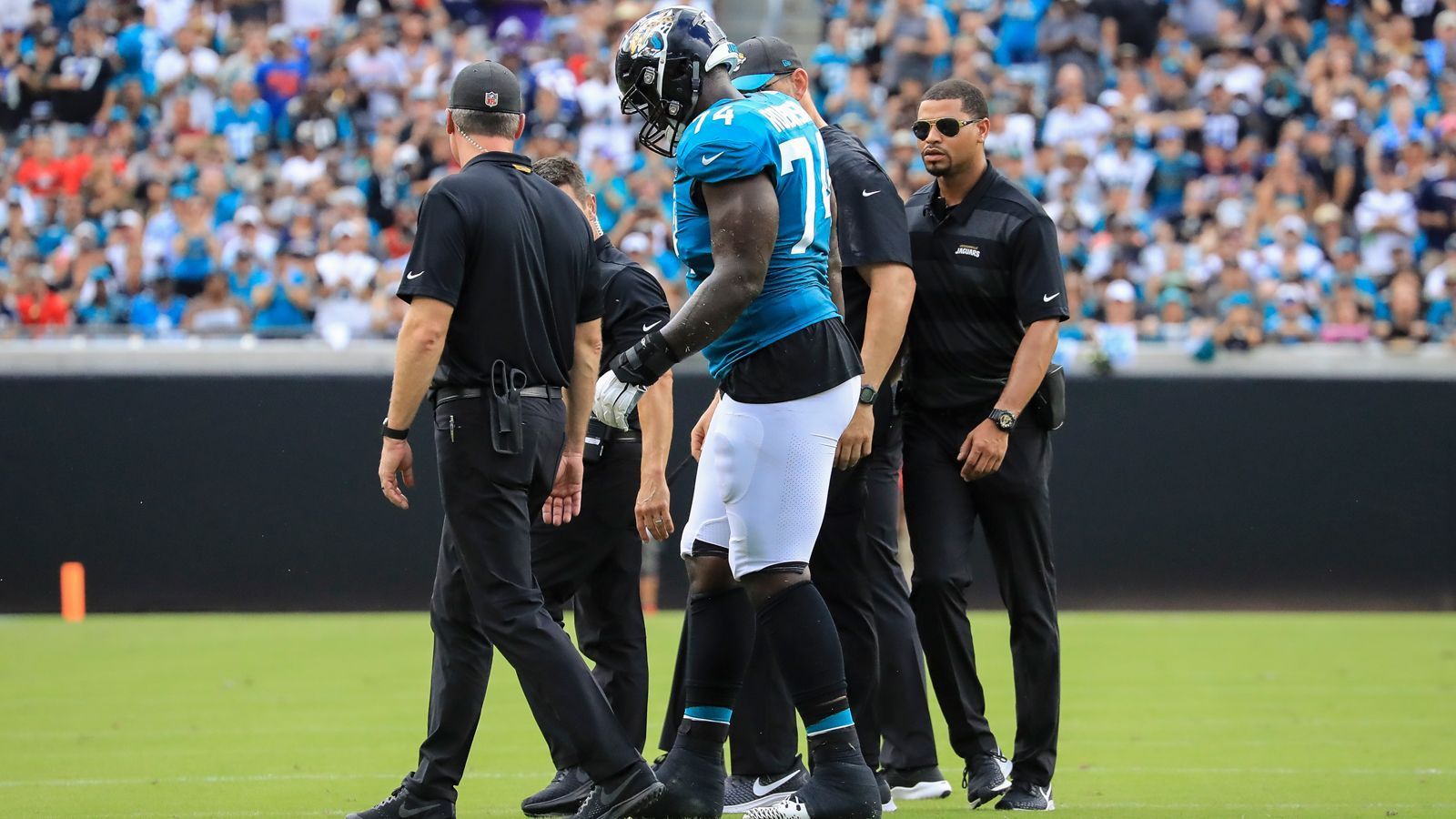 
                <strong>Cam Robinson (Jacksonville Jaguars)</strong><br>
                Schock für die Jacksonville Jaguars: Left Tackle Cam Robinson hat sich in Week 2 gegen die New England Patriots das Kreuzband gerissen. Das ergab eine MRT-Untersuchung nach dem Spiel. Robinson fällt für den Rest der Saison aus.
              