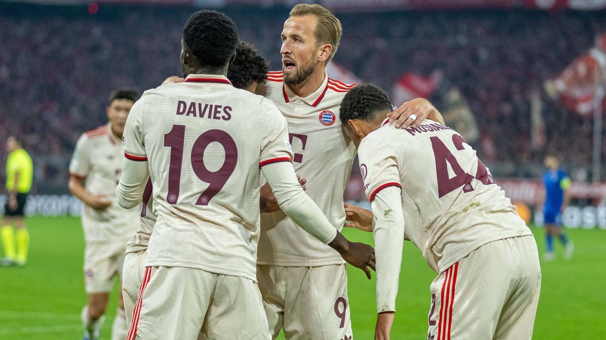 Vermeintliches Tor zum 1:0 durch Serge Gnabry (FC Bayern Muenchen, 07), nach VAR Check KEIN Tor! mit Alphonso Davies (FC Bayern Muenchen, 19), Harry Kane (FC Bayern Muenchen, 09), Jamal Musiala (FC...