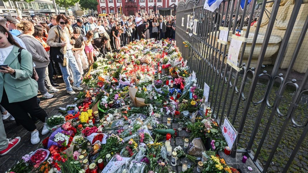 Nach der tödlichen Messerattacke: Menschen legen Blumen auf dem Mannheimer Marktplatz nieder.