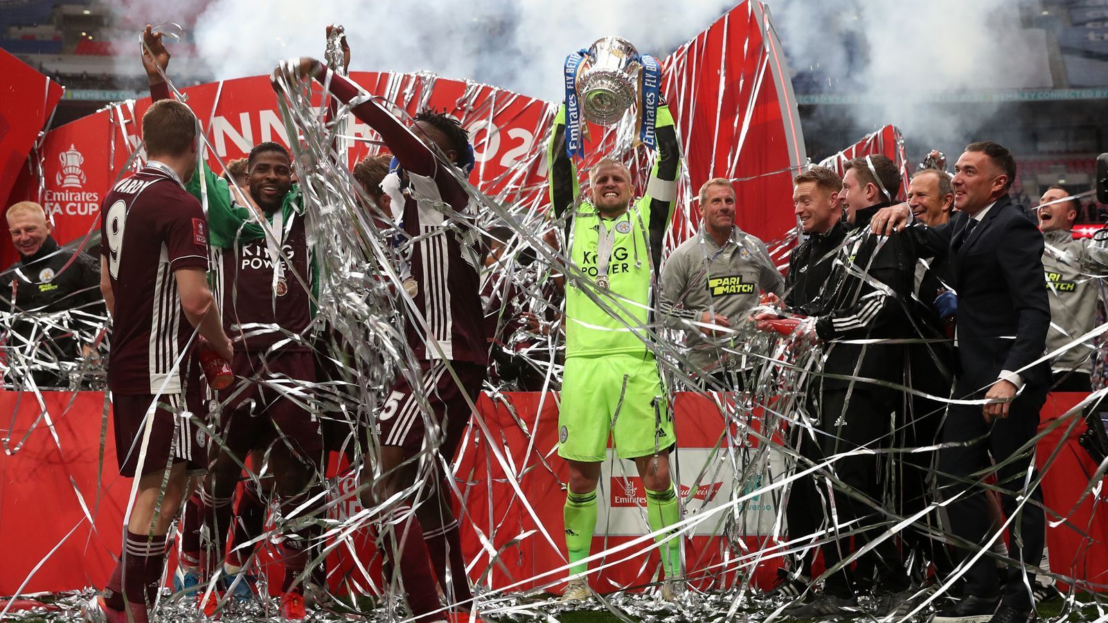 
                <strong>Kasper Schmeichel (Dänemark)</strong><br>
                Seine Karriere, die er ausschließlich in England verbrachte, brauchte dennoch Anlaufzeit. Über Manchester City, Notts County und Leeds United kam der Däne 2011 schließlich nach Leicester, wo er sich zu einem unumstrittenen Anführer entwickelte. 426 Spiele absolvierte der inzwischen 34-Jährige seitdem für die Foxes. 2016 war er Teil der legendären Mannschaft, die völlig überraschend die englische Meisterschaft gewann. In der vergangenen Saison gab es den FA-Cup obendrauf.
              