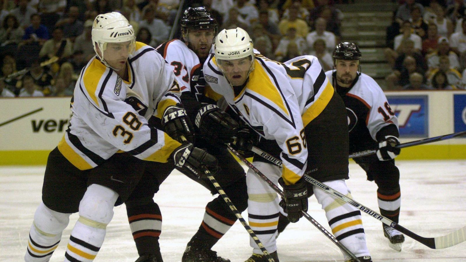 
                <strong>Philadelphia Flyers - Pittsburgh Penguins (2000)</strong><br>
                &#x2022; Länge der Overtime: 91:01 Minuten<br>
              