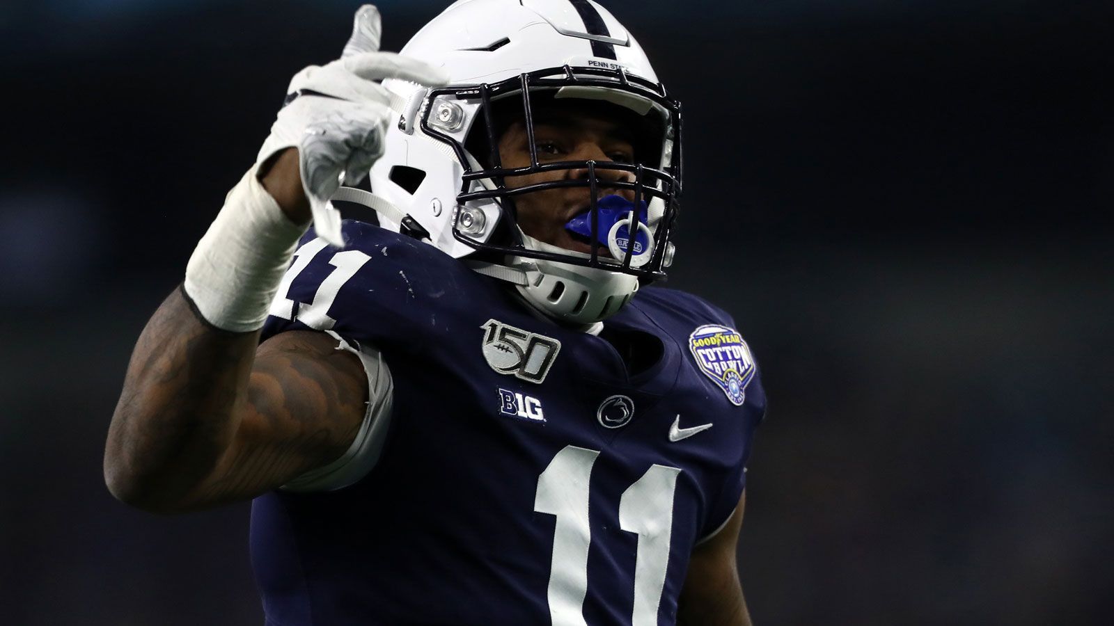 
                <strong>15. Pick: New England Patriots - Micah Parsons (Linebacker)</strong><br>
                Ein Linebacker, der gut in eine Belichick-Defense passt. Micah Parsons ist ein exzellenter Blitzer, der variabel einsetzbar ist und im Laufspiel einer Partie seinen Stempel aufdrücken kann. Als Passverteidiger gibt es noch ein paar Fragezeichen, Parsons wurde in seiner Karriere lediglich bei 64 Snaps in Manndeckung abgestellt.
              