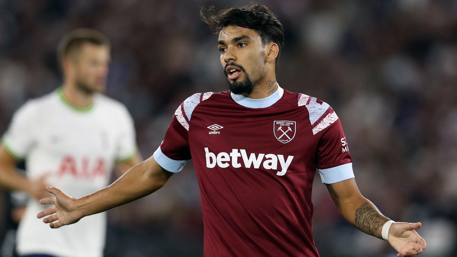 
                <strong>Platz 3: West Ham United</strong><br>
                &#x2022; Transferausgaben: 182 Millionen Euro<br>&#x2022; Teuerster Neuzugang: Lucas Paqueta (42,95 Millionen Euro Ablöse)<br>
              