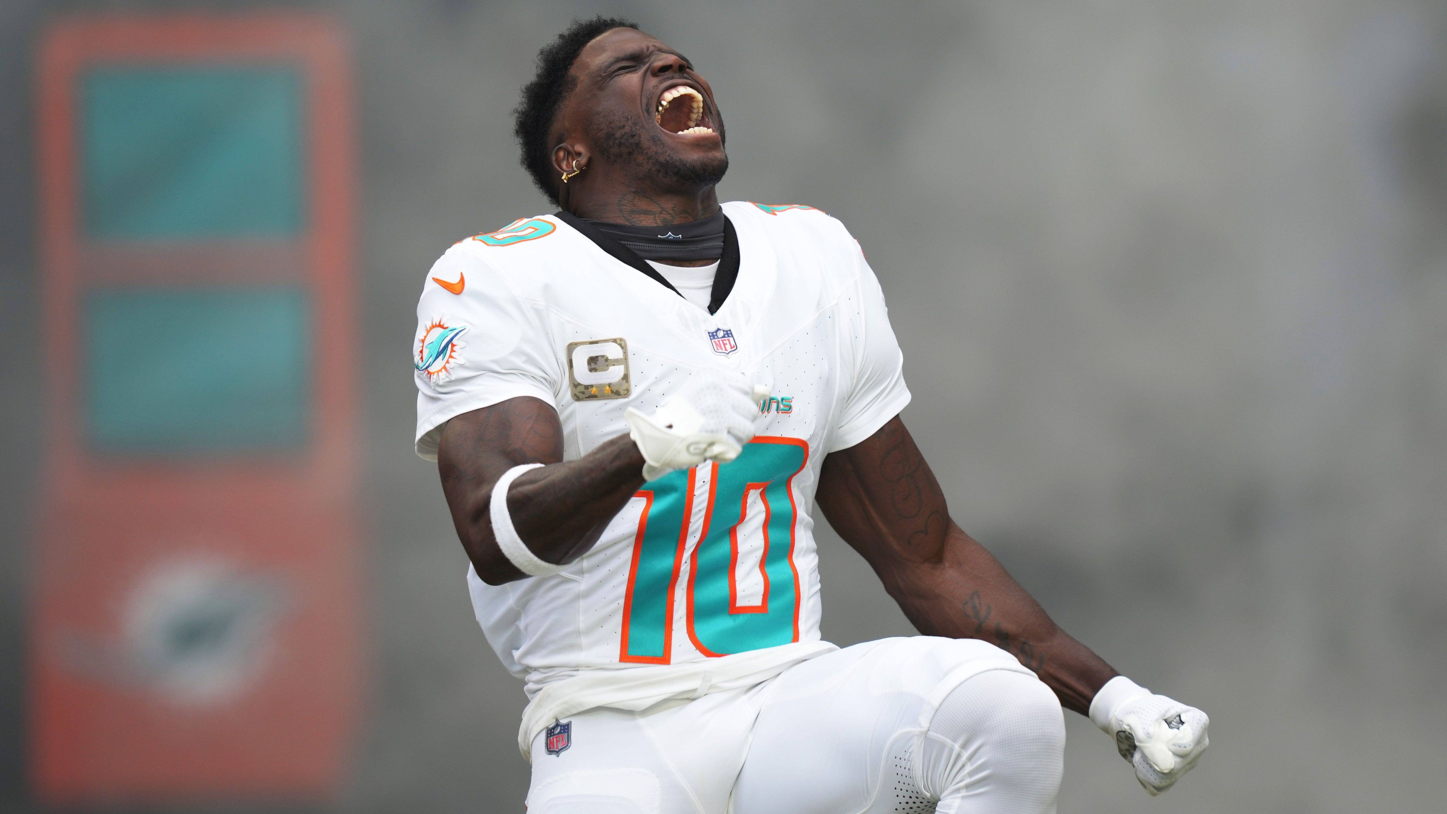 <strong>Tyreek Hill (Miami Dolphins)</strong><br>Als einer der besten Wide Receiver führte Hill seine Miami Dolphins&nbsp;die letzten beiden Jahre mehr oder weniger im Alleingang in die Playoffs - 2024 kam er mit 1.799 Yards auf die meisten aller WR. Bei den Dolphins unterschrieb Hill für vier Jahre und 120 Millionen Dollar. Durch die jüngsten Verlängerungen von Justin Jefferson, A.J. Brown und Amon-Ra St. Brown rutschte Hill jedoch auf Platz vier der bestbezahlten Receiver ab.