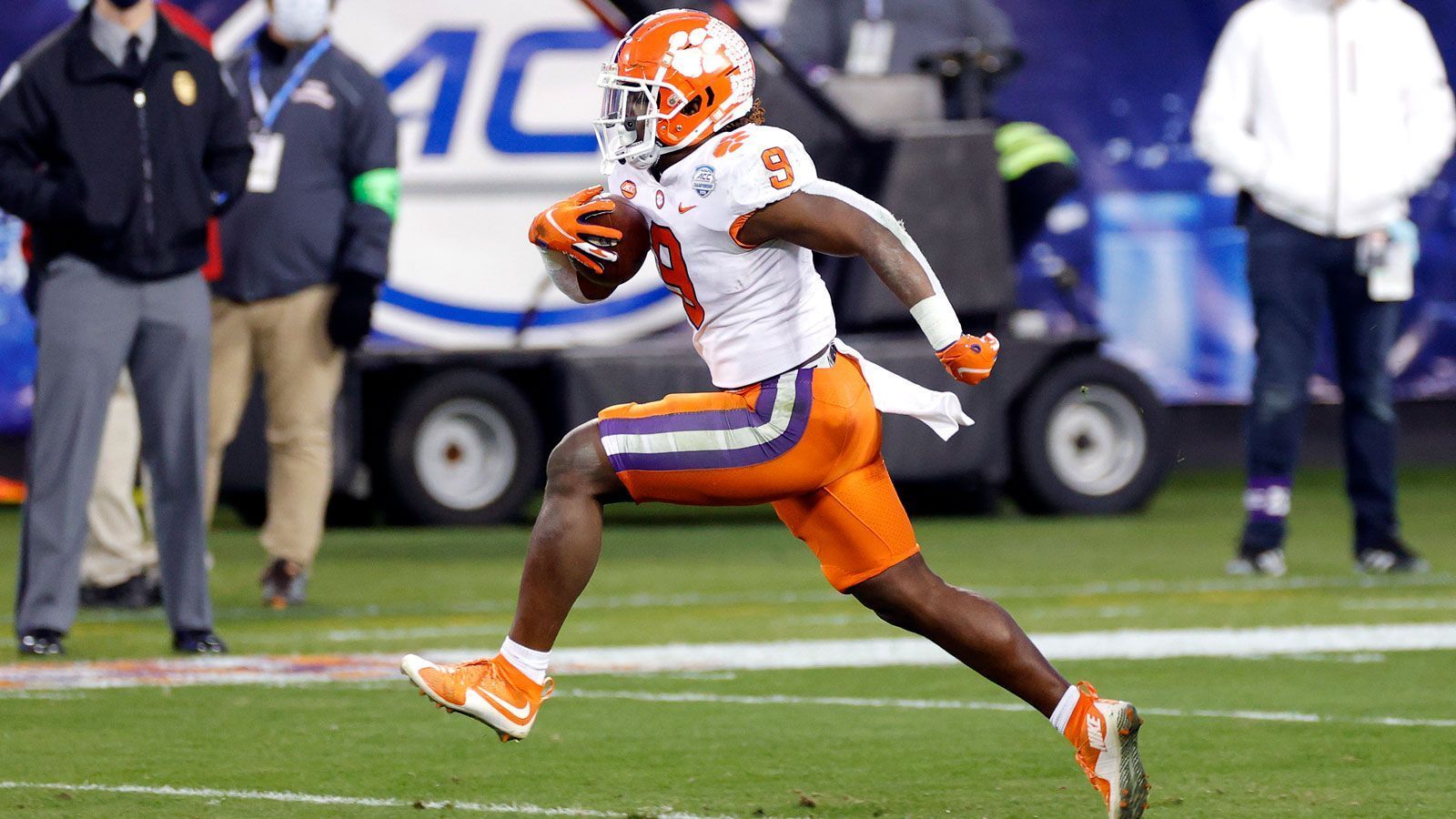 
                <strong>Travis Etienne (Clemson)</strong><br>
                Bereits im Jahr 2020 erwarteten die Experten den explosiven Running Back im Draft, doch Etienne entschied sich für eine weitere Spielzeit am College. Zwar konnte er nicht an seine überragenden Zahlen aus dem Vorjahr anknüpfen, doch mit 914 Rushing Yards und 14 Touchdowns gehörte er nach wie vor zu den besten seiner Zunft. Vor allem in puncto Receiving Yards steigerte er sich und fing in seinem letzten Jahr bei den Clemson Tigers für 588 Yards und zwei Touchdowns. Aufgrund seiner Vielseitigkeit und hohen Geschwindigkeit wird er mindestens als Zweitrunden-Pick gehandelt.
              