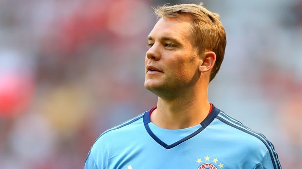 
                <strong>Manuel Neuers Fehlpässe</strong><br>
                Für Manuel Neuer hatte der Supercup 2015 sowohl Licht- als auch Schattenmomente. In der Statisitk der meisten Fehlpässe aus dem Spiel heraus steht der Torwart beim FC Bayern München überraschenderweise ganz oben: Zwölfmal kam der Ball des Keepers nicht bei seinem Mitspieler an.
              