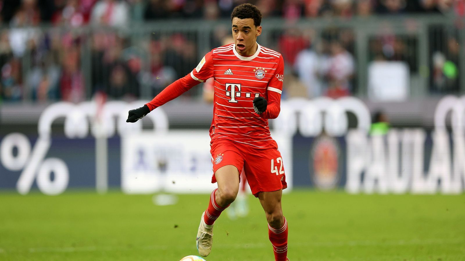 
                <strong>Jamal Musiala</strong><br>
                Mit Bayerns bislang erfolgreichstem Scorer in der Saison 2022/23, Jamal Musiala, hofft ein weiterer Star auf einen persönlichen Neuanfang. Nach überragendem Herbst lief es zuletzt für den 20-Jährigen unter Nagelsmann nicht mehr wirklich rund. Gerüchten zufolge soll das Verhältnis des Offensivstars zum nun geschassten Coach zum Ende der Zusammenarbeit auch nicht mehr das Beste gewesen sein. Damit bietet sich durch den Trainerwechsel für den zuletzt verletzt von der Nationalmannschaft abgereisten Musiala die Möglichkeit, in München nun neu durchzustarten. Ob er allerdings schon bei Tuchels Debüt gegen den BVB verfügbar sein wird, ist aufgrund der Verletzung noch offen.
              